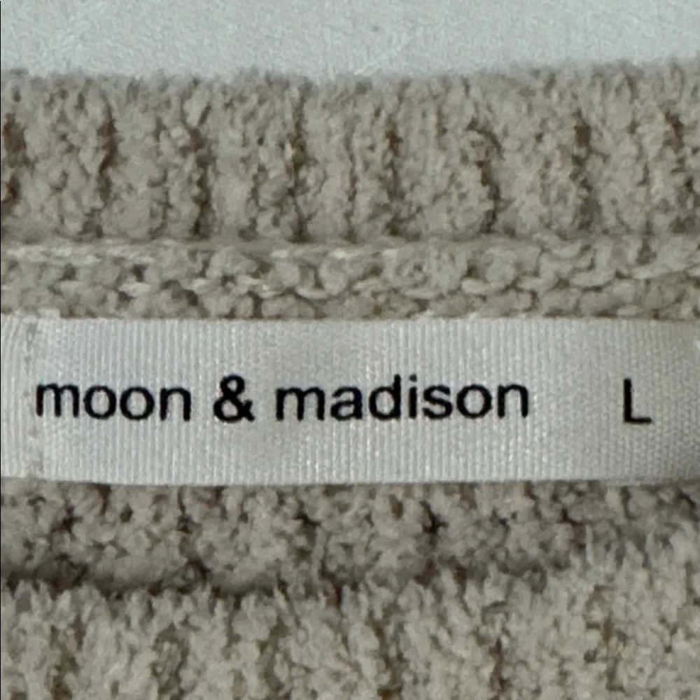 Moon & Madison tan cropped long sleeve sweater. Size L - Picture 4 of 4